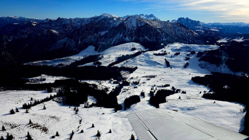 Flugzeugaufnahme vom beschneiten Skigebiet Ischgl