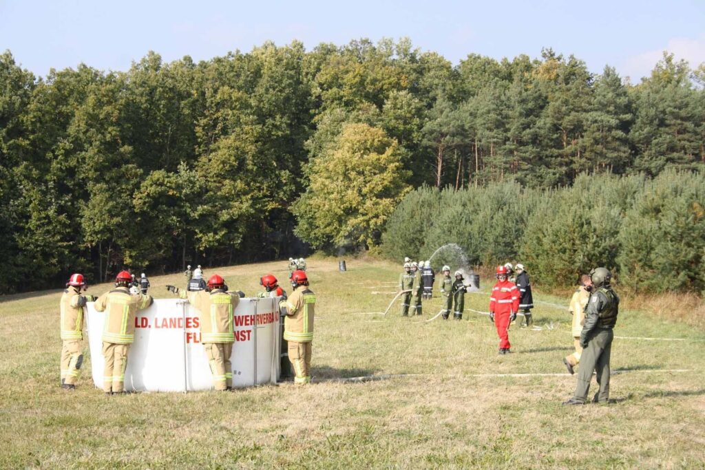 Burgenländischer Flugdienst mit Einsatzkräften bei einer Waldbrandübung