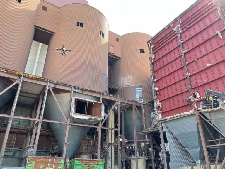 Forschungsprojekt KIRAS Firmengelände mit eingestürzten Bauteilen