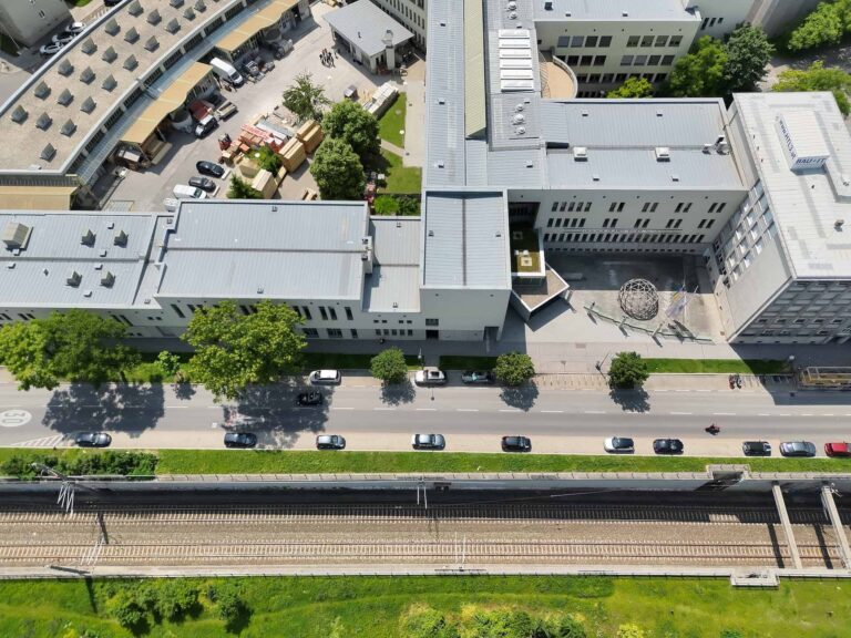 RGB Drohnenfoto Vogelperspektive des Haupteinganges eines Wiener Schulgebäudes