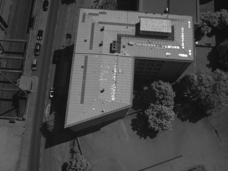 Multi Drohnenscan Vogelperspektiv eines Wiener Schulgebäudes