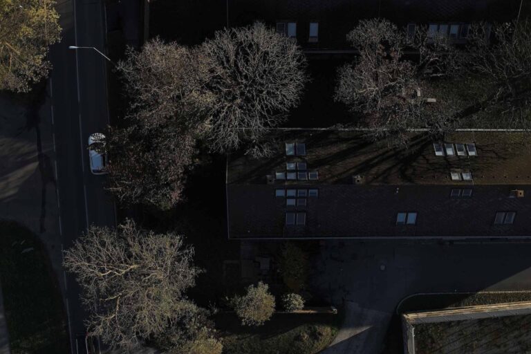 RGB Drohnenscan eines Firmengebäudes mit Dachfenster