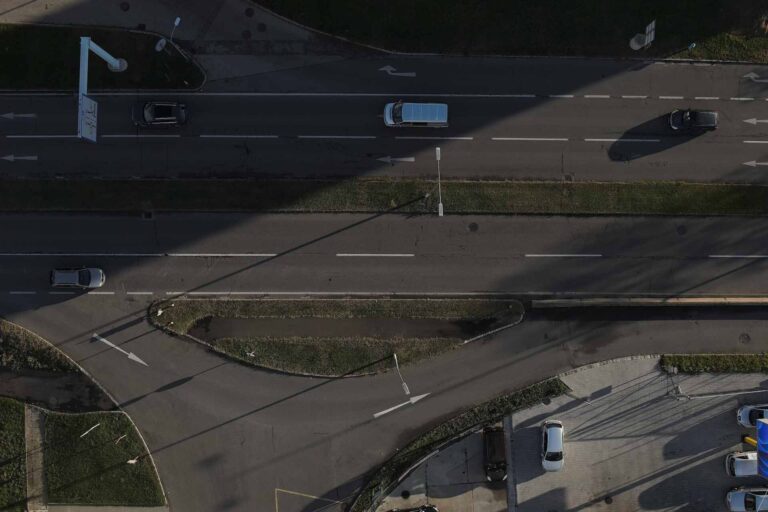 RGB Drohnenaufnahme Vogelperspektive mit Schnellstraße