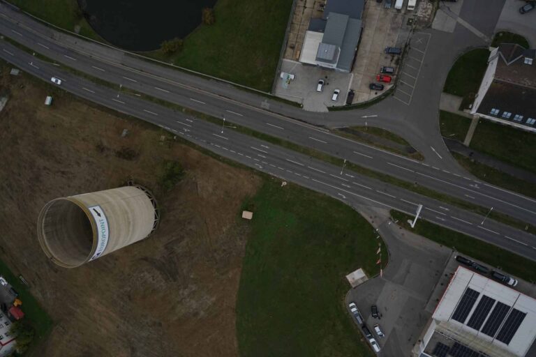 RGB Drohnenaufnahme von Siloturm, Löschteich und Straße