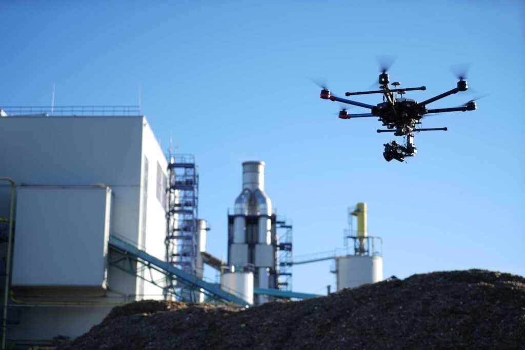 DJI M600 Drohne mit Photgrammetrie-Kamera in Industriegelände