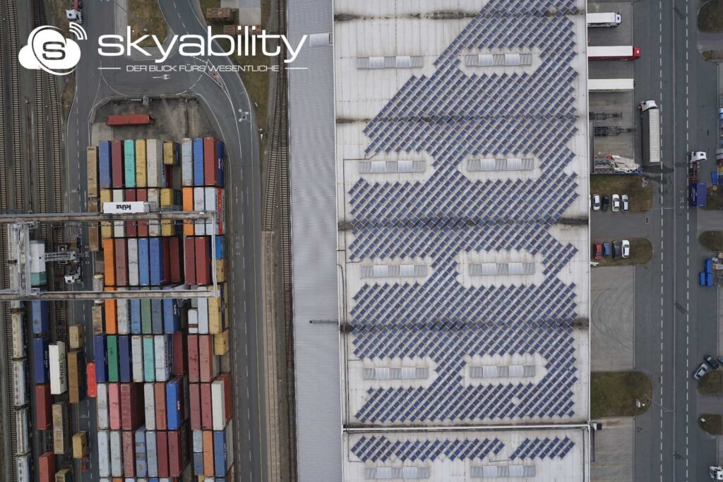 Drohnenfoto Vogelperspektive, Industriegelände mit PV-Plantage und Containerverladedock | uav services