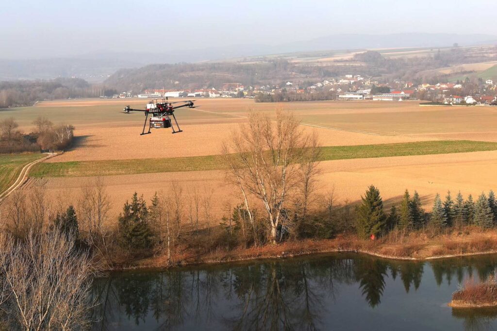 Drohnenaufnahme Felder und Teich; X8 Drohne mit RIEGL VQ-840-GL Grünlichtscanner