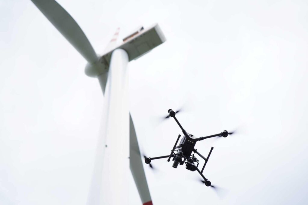 Drohnenaufnahme Froschperspektive mit Windrad, DJI M300 Drohne mit Zenmuse P1 und Zenmuse H30T Kamera