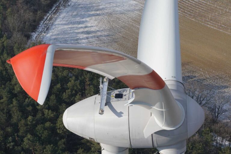 Detailaufnahme Windrad Rotorblatt und Kopf | uav inspektion