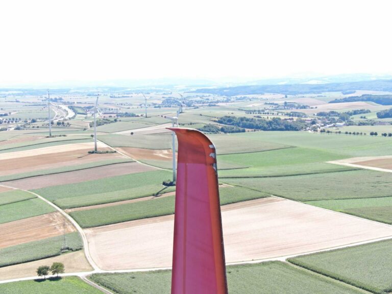 Windrad Rotorblatt mit Kantenbeschädigung | windkraftinspektion