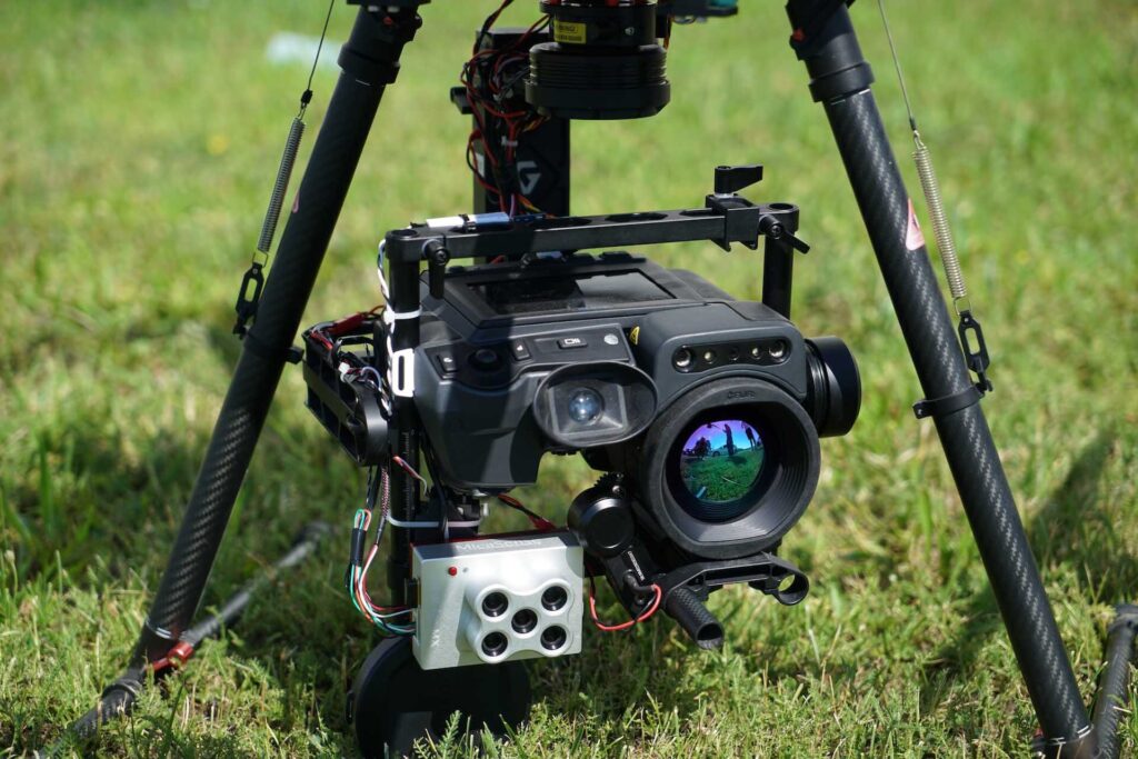 Wärmebildkamera FLIR und Micasense Thermografiesensor montiert an Drohne