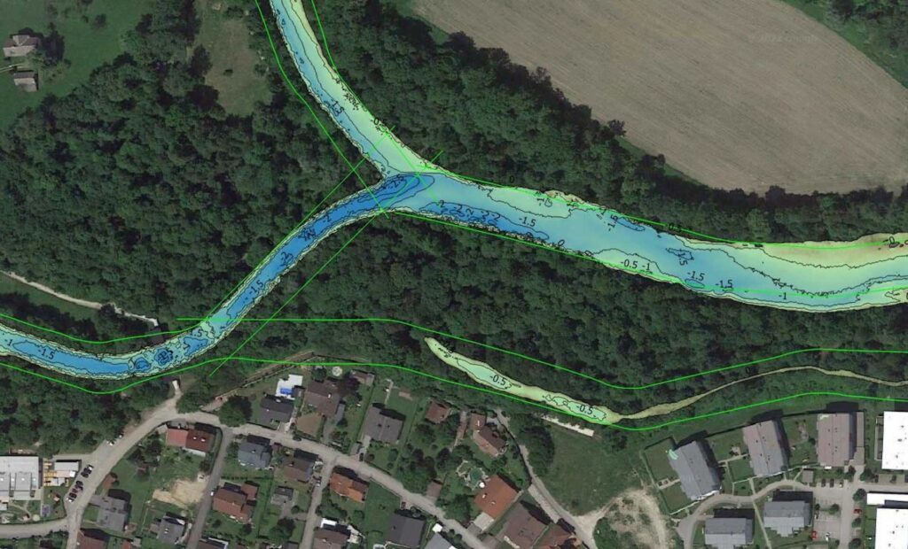 Orthofoto mit Höhenlinienmodell eines Flussbettes
