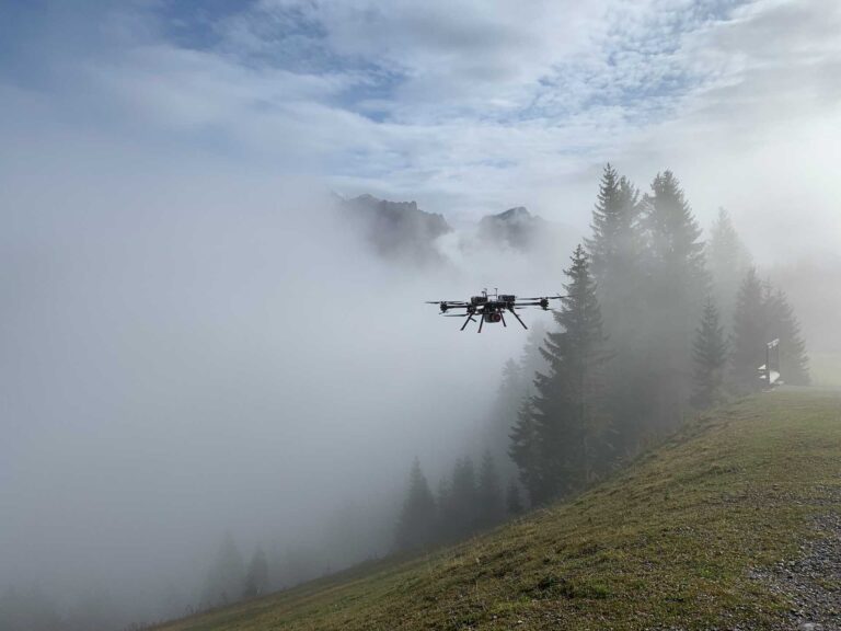 Heavy X8 Drohne mit RIEGL VUX-1UAV ALS in alpinem Gelände bei Nebel | uav vermessung