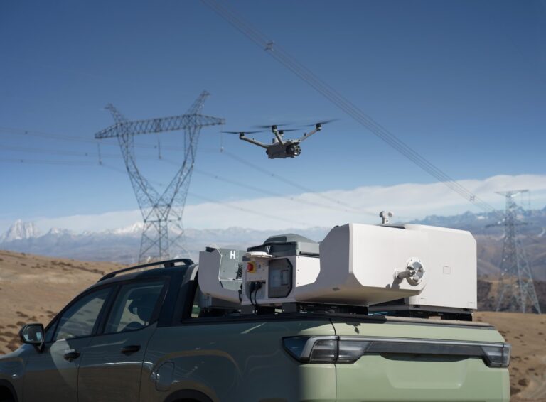 DJI Dock 3, Fahrzeugaufbau mit DJI M4D Drohne im Landeanflug | skyability drohnenshop