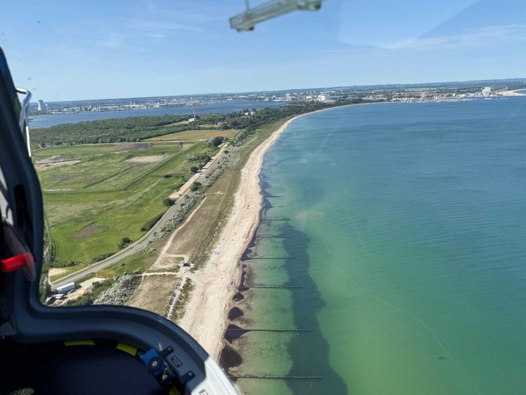 Hubschrauberflug entlang der Küstenlinie | airborne laserbathymetrie