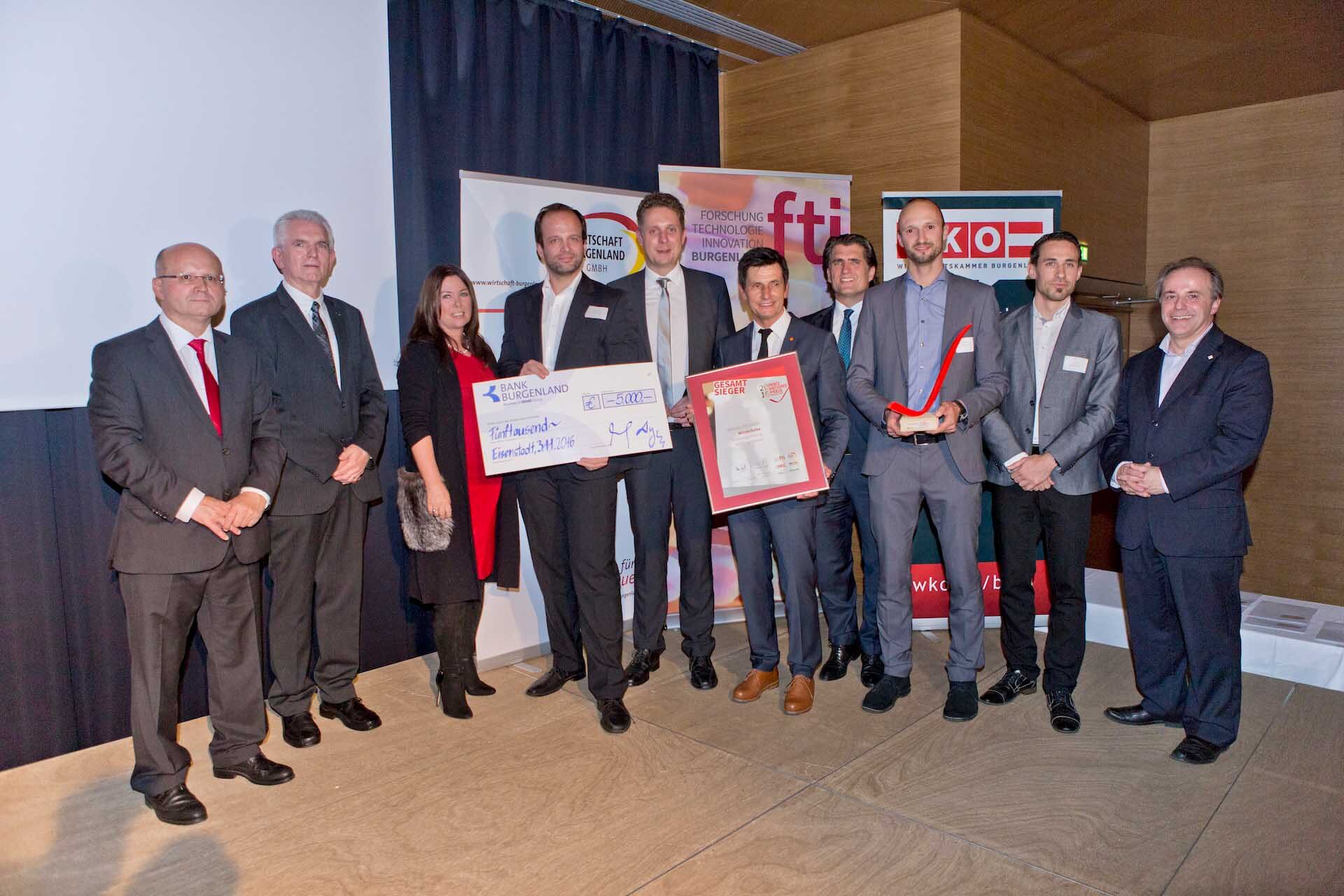 Skyability GmbH Gründer Joachim Fertl, Philipp Knopf und Lukas Unger beim Gewinn des Landesinnovationspreises mit Vertretern aus derWirtschaft