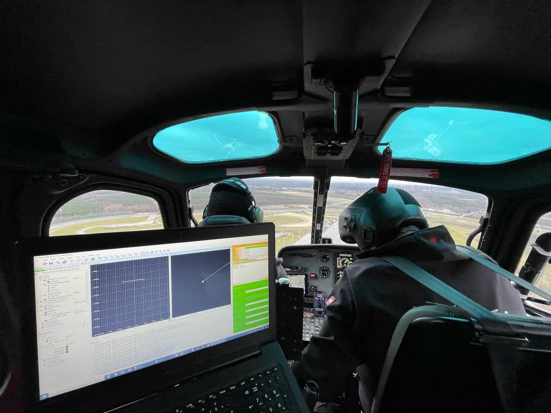 Hubschraubercockpit AS355F mit Piloten und Messinstrumenten