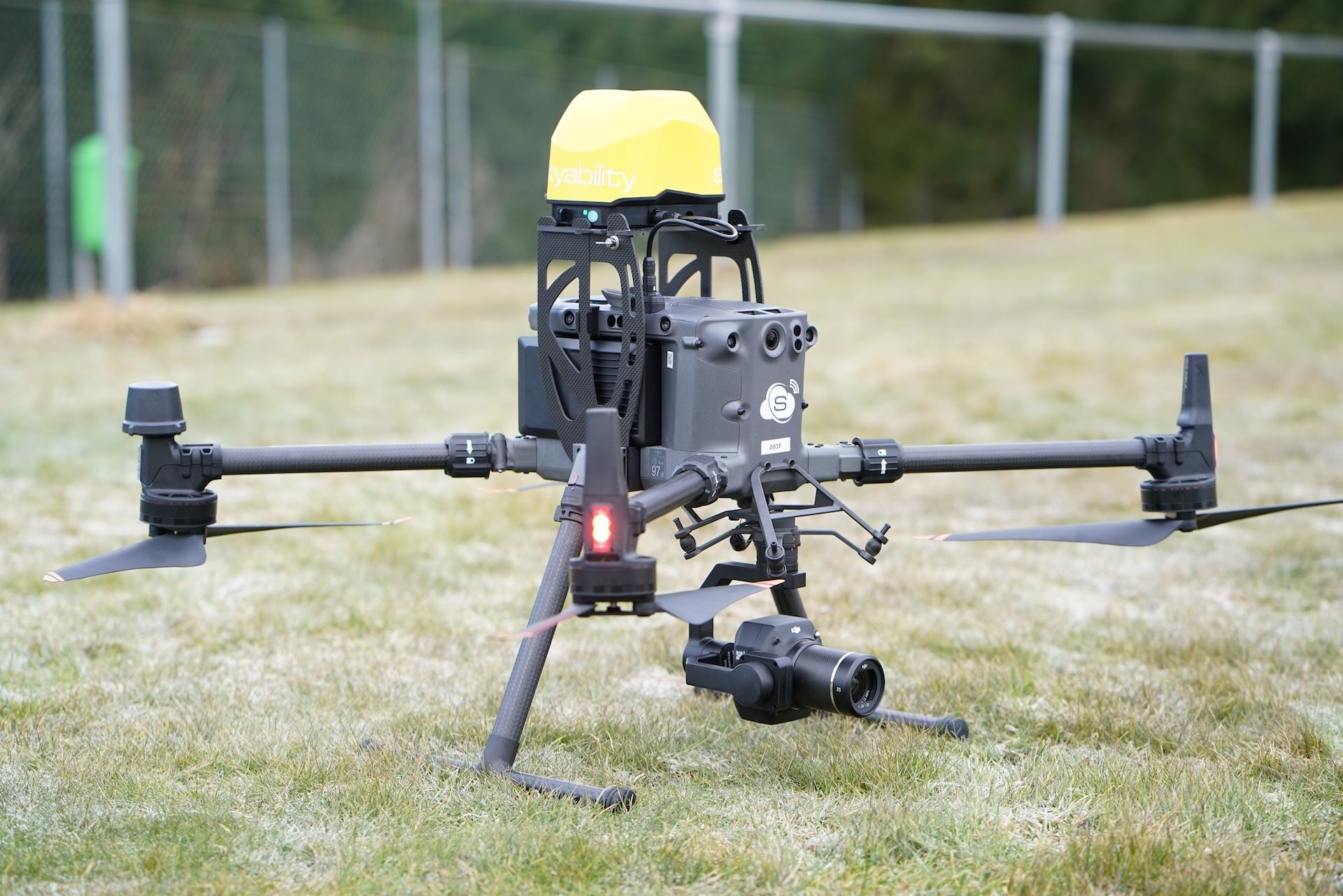 DJI M350 Drohne mit Fallschirm und DJI Zenmuse P1 Kameras