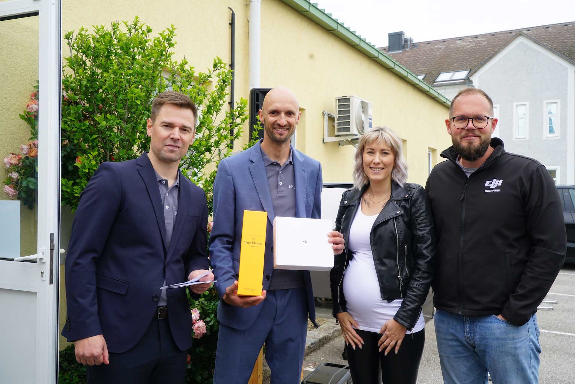 Skyability Geschäftsführer David Monetti, Philipp Knopf mit Vertretern von Globe Flight