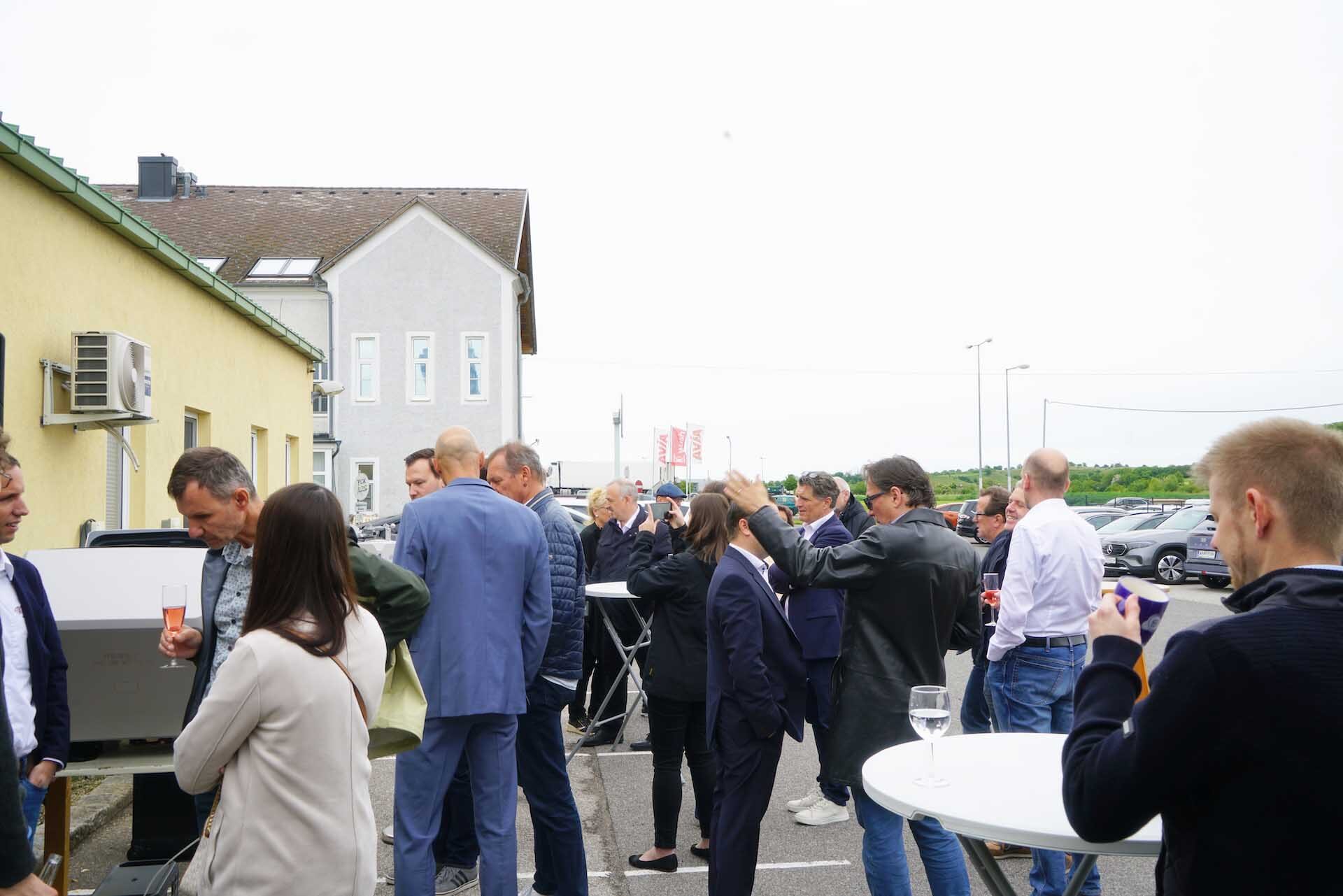 Menschenmenge mit Personen, die sich unterhalten
