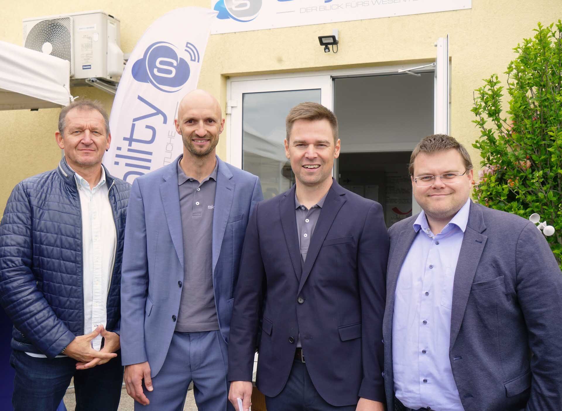 Geschäftsführer Philipp Knopf und David Monetti mit Vertretern von GemdatNOE