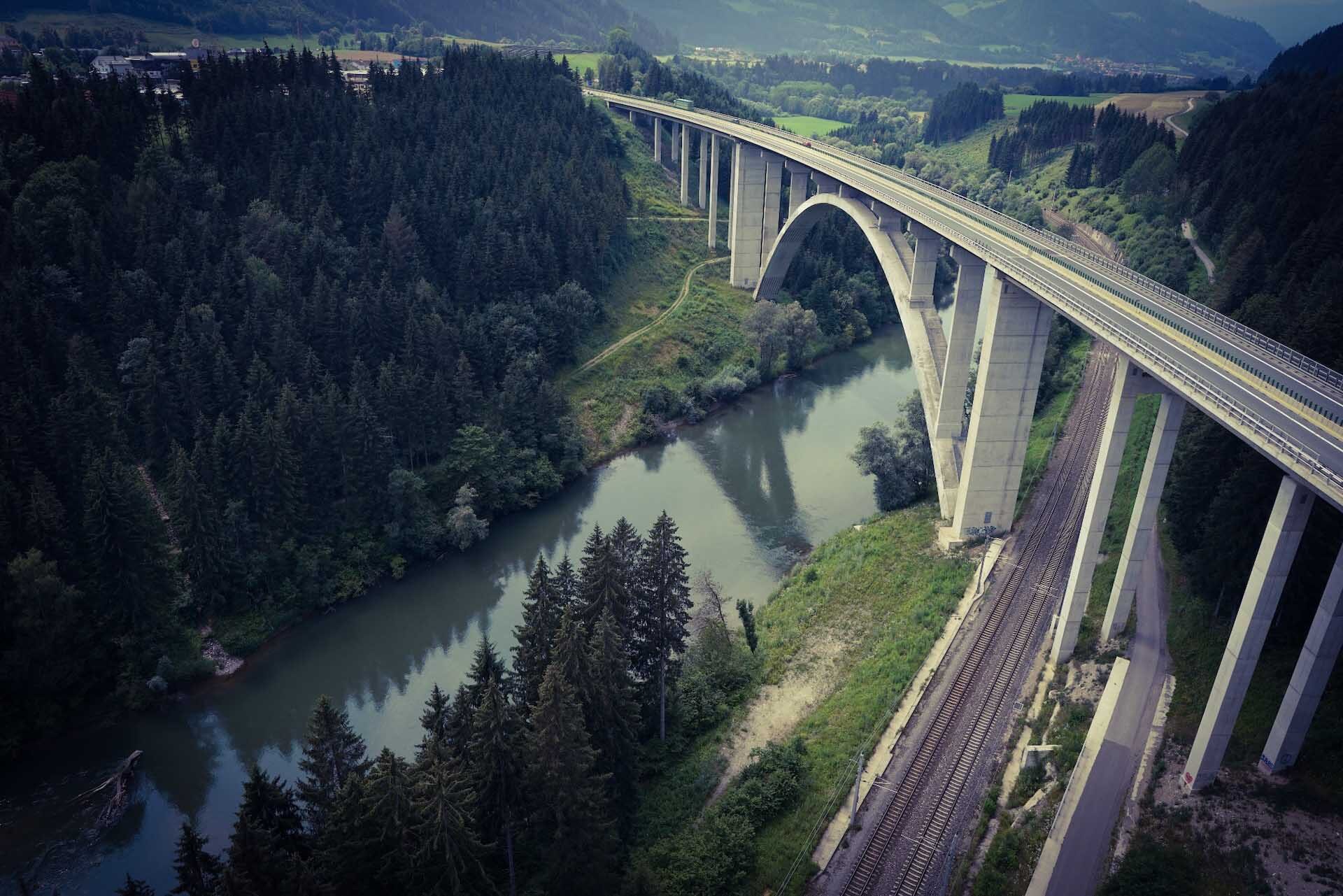 Luftaufnahme Brücke mit Eisenbahnunterführung