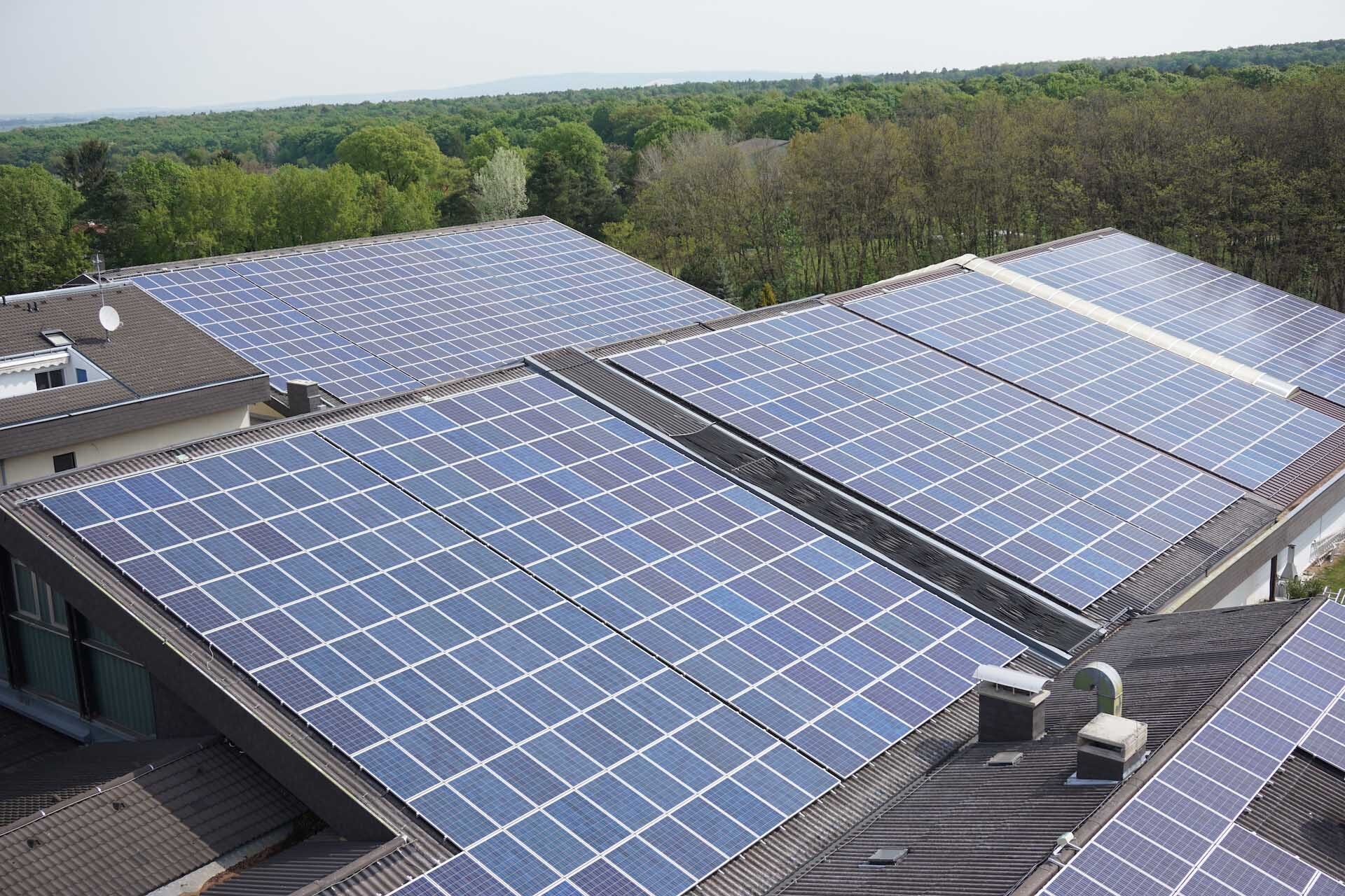 Photovoltaik-Plantage, Industriegebäudedach