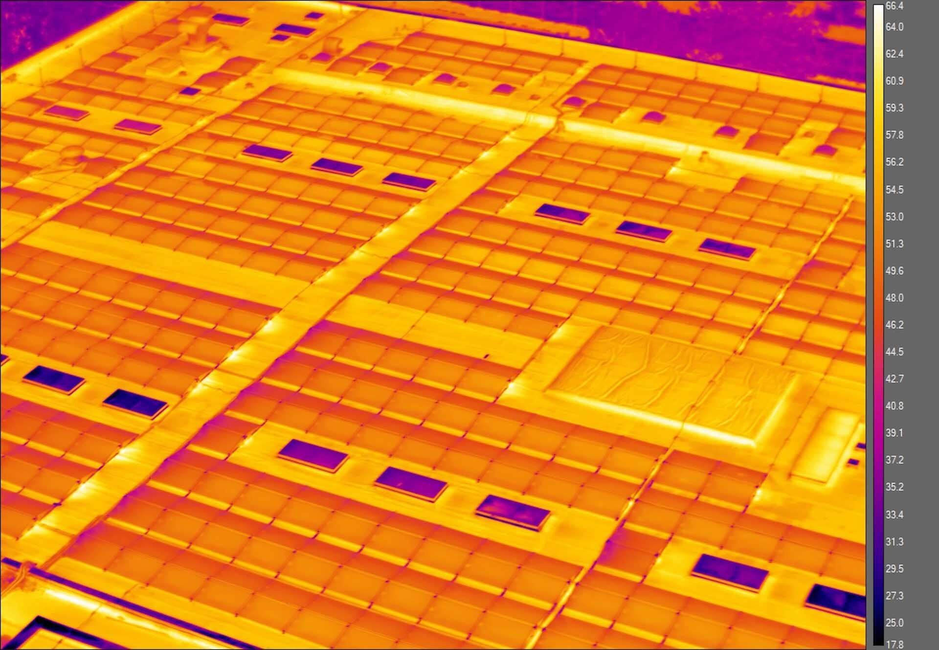 Thermofoto Betriebsgebäudedach mit PV-Paneelen
