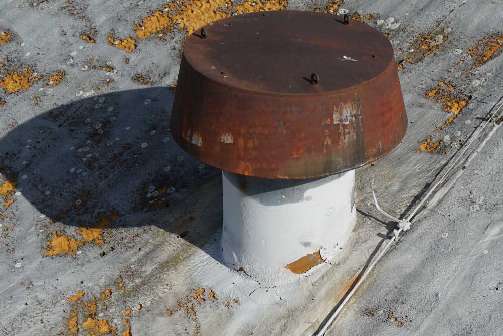 Detailaufnahme Industriedach, rostiger Schornstein