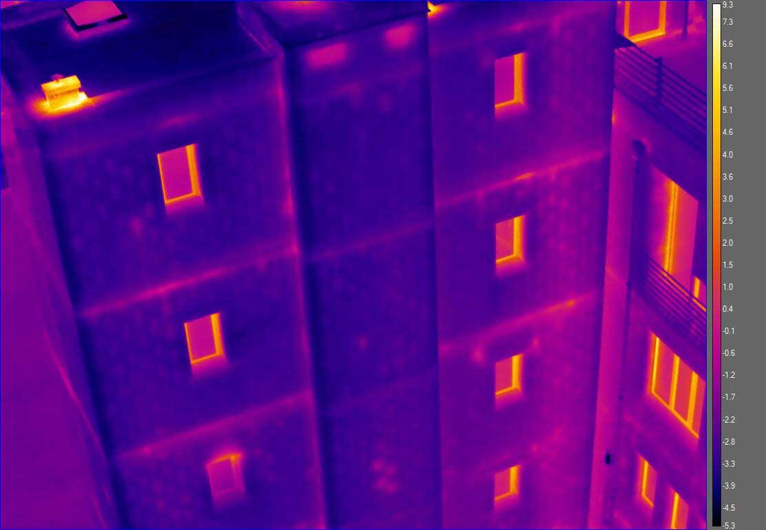 Thermofoto, Wohnblockfassade, Dichtungsleck Fenster