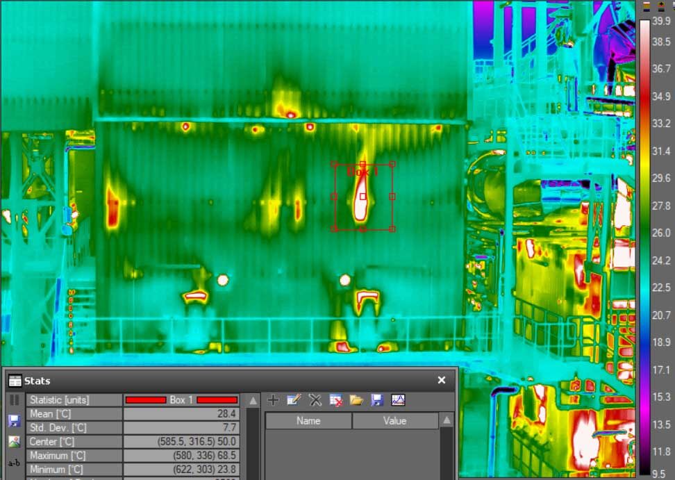 Thermofoto Fabriksfassade, thermische Anomalien