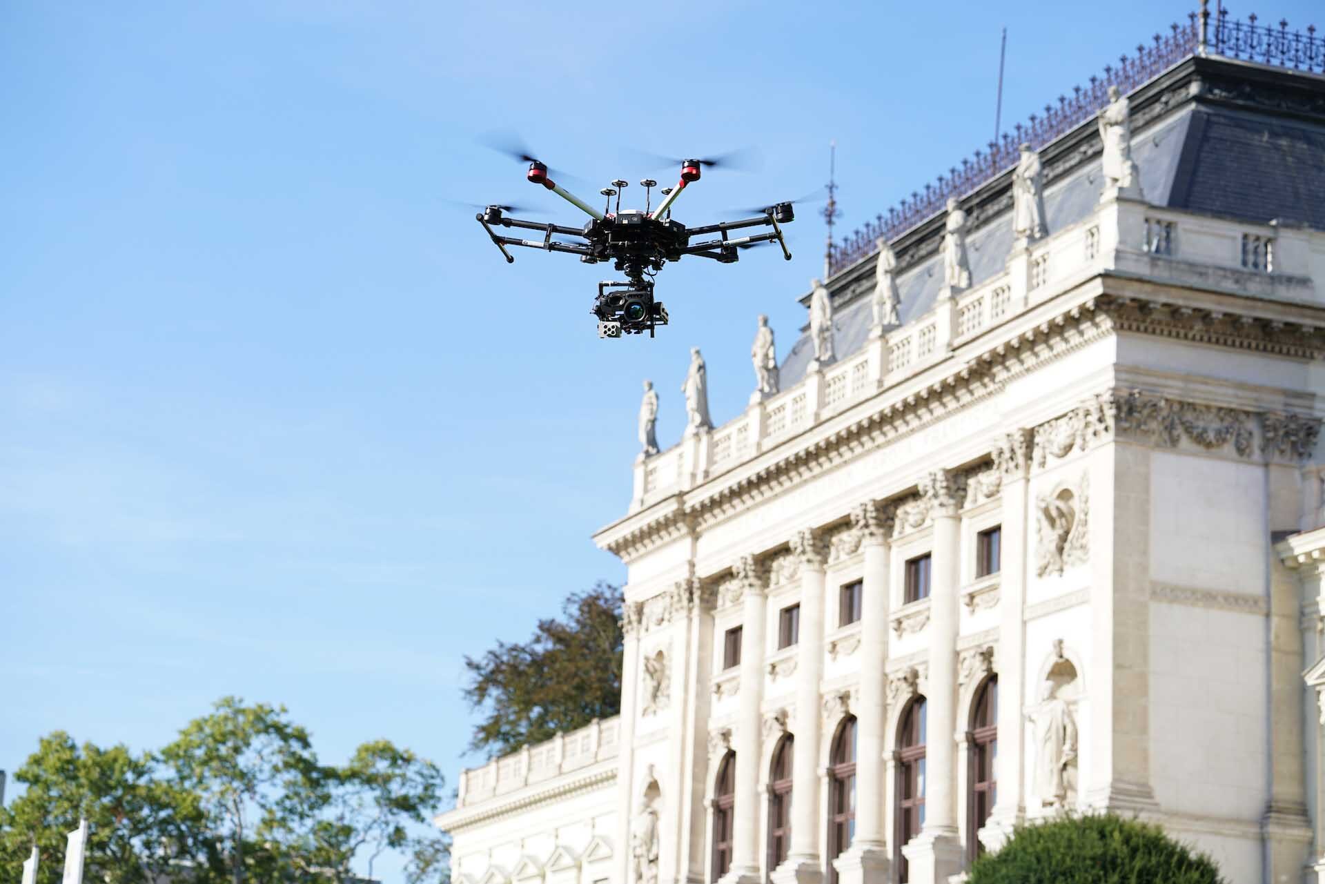 DJI M600 Drohne mit Thermalsensoren vor der Universität Graz
