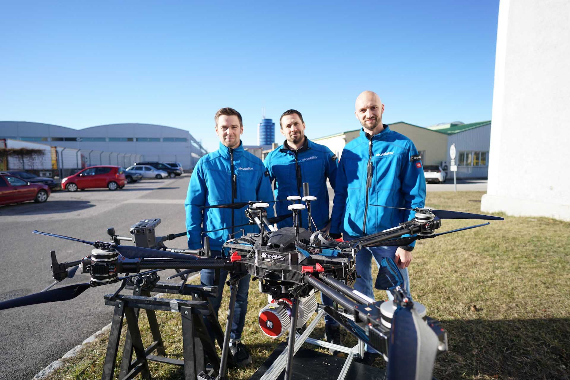 Inhabertrio David Monetti, Lukas Unger, Philipp Knopf mit Kopter Heavy X8 und RIEGL VUX-1UAV Laserscanner