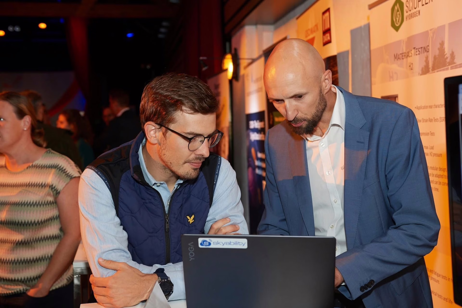 innovationspreis 2025 | GF Philipp Knopf erklärt etwas am Computer